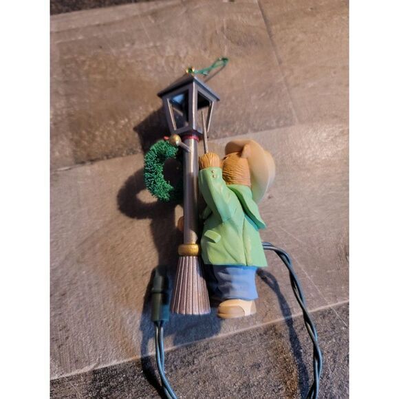 Hallmark the lamp lighter bear street lamp ornament xmas 1993 holiday - Picture 4 of 4